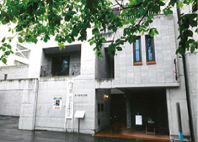 旭川市役所正面に建つコンクリート3階建 西川徹郎記念文學館